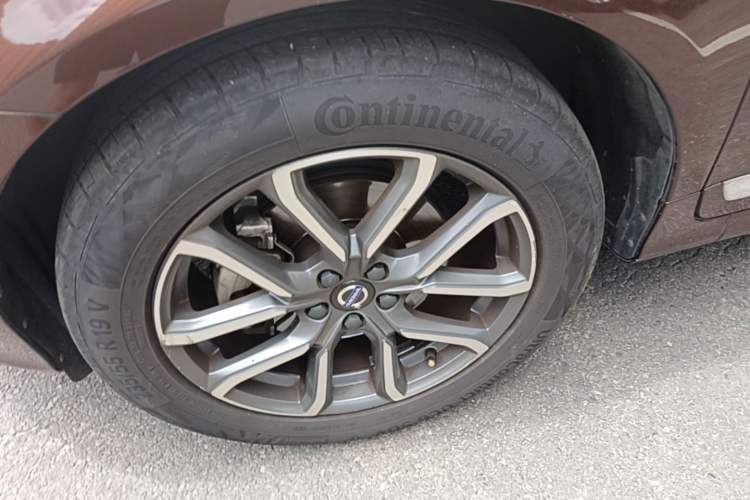 Used Volvo XC60 2015 T5 AWD Smart Drive Edition Left Front Wheel Hub
