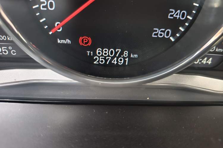 Used Volvo XC60 2015 T5 AWD Zhiyuan Edition Odometer Close Up