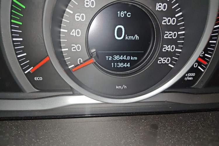 Used Volvo XC60 2015 T5 Smart Upgrade Model Odometer Close Up