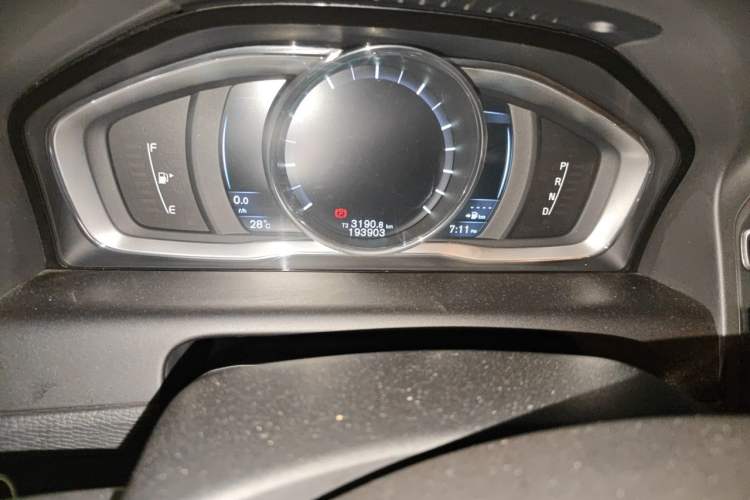 Used Volvo XC60 2015 T5 Smart Upgrade Model Odometer Close Up