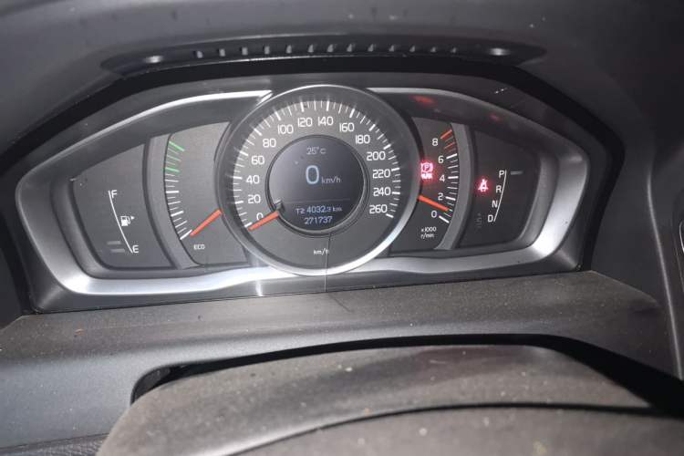 Used Volvo XC60 2015 T5 Smart Edition Odometer Close Up