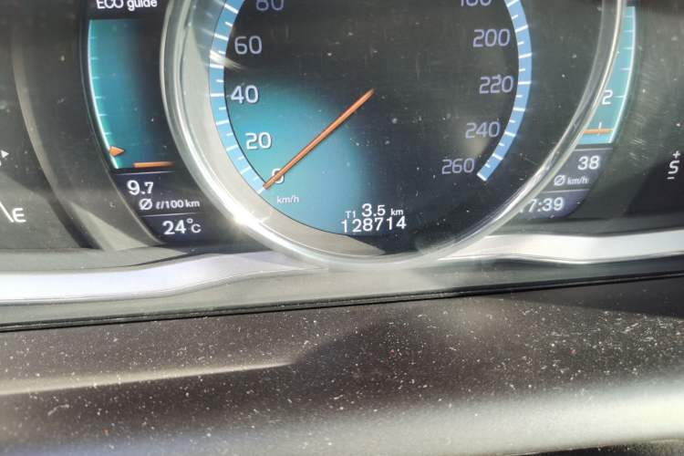 Used Volvo XC60 2015 T5 Smart Upgrade Model Odometer Close Up