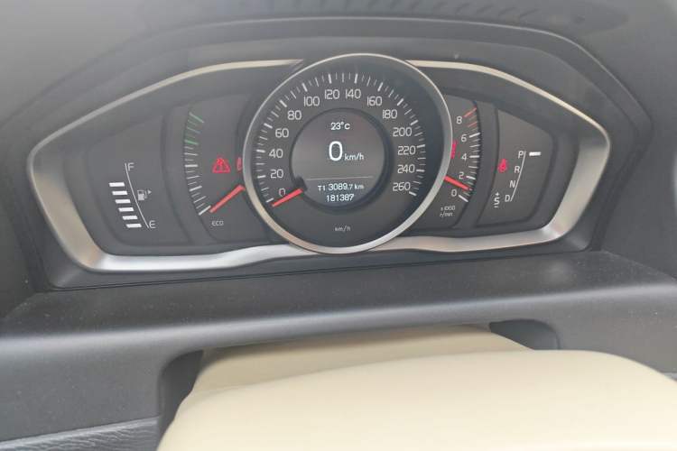 Used Volvo XC60 2015 T5 Smart Upgrade Model Odometer Close Up