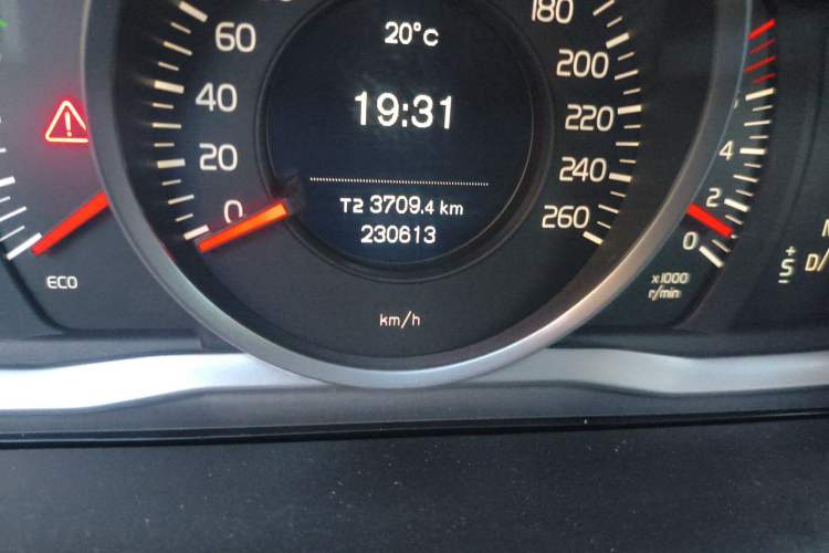 Used Volvo XC60 2015 T5 Smart Edition Odometer Close Up