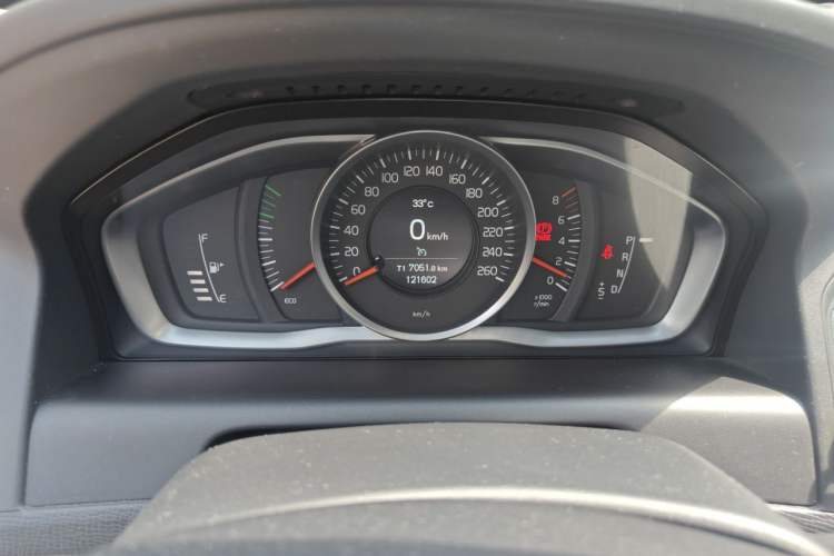 Used Volvo XC60 2015 T5 Smart Edition Odometer Close Up