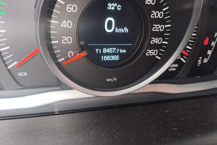 Used Volvo XC60 2015 T5 Smart Upgrade Model Odometer Close Up
