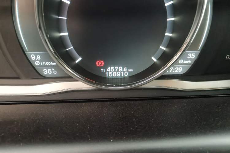 Used Volvo XC60 2015 T5 Smart Upgrade Model Odometer Close Up