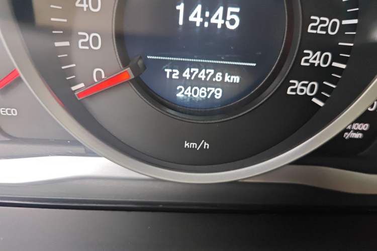 Used Volvo XC60 2015 T5 Smart Upgrade Model Odometer Close Up