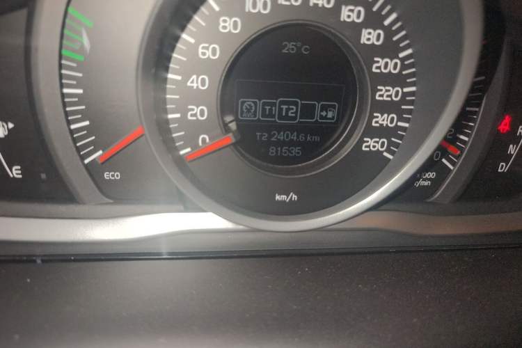 Used Volvo XC60 2015 T5 Smart Upgrade Model Odometer Close Up