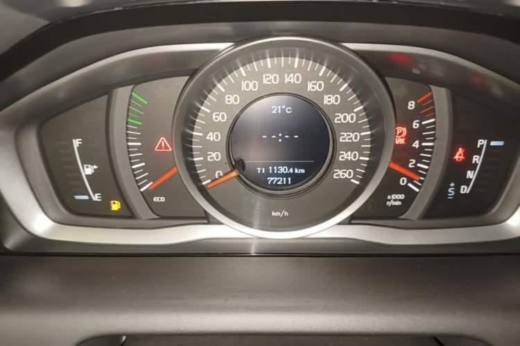 Used Volvo XC60 2015 T5 Smart Upgrade Model Odometer Close Up
