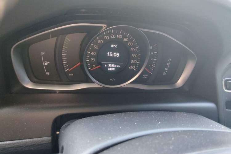 Used Volvo XC60 2015 T5 Smart Edition Odometer Close Up