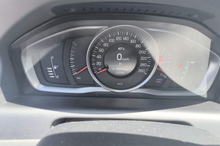 Used Volvo XC60 2015 T5 Smart Upgrade Model Odometer Close Up