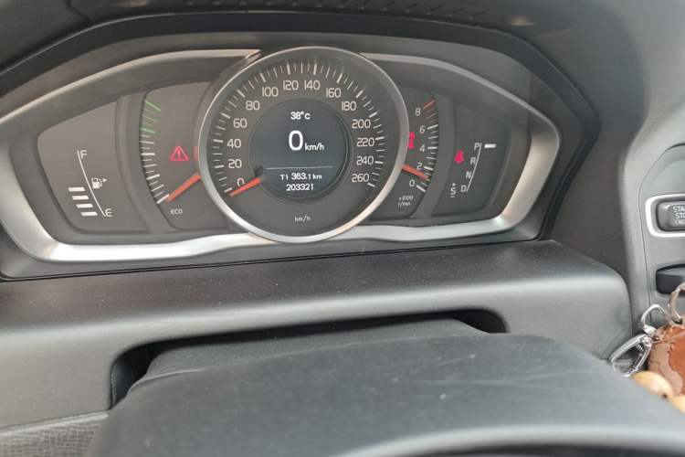 Used Volvo XC60 2015 T5 Smart Upgrade Model Odometer Close Up