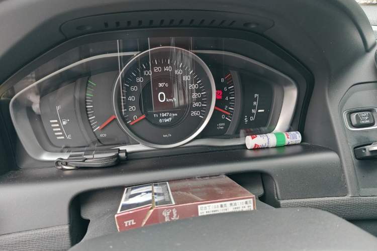 Used Volvo XC60 2015 T5 Smart Upgrade Model Odometer Close Up