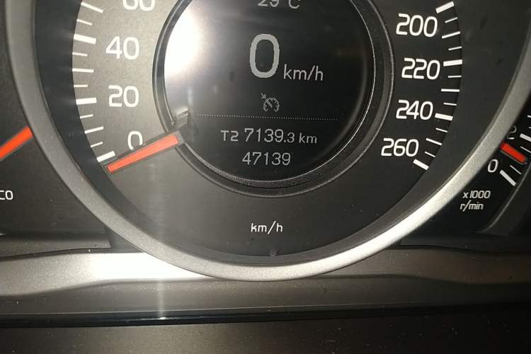 Used Volvo XC60 2015 T5 Smart Upgrade Model Odometer Close Up
