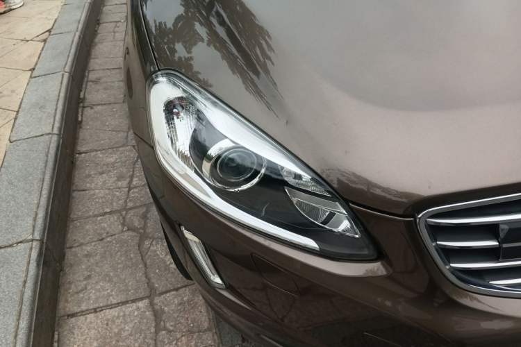 Used Volvo XC60 2015 T5 AWD Zhiyuan Edition Right Front Headlight