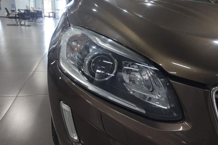Used Volvo XC60 2015 T5 AWD Zhiyuan Edition Right Front Headlight