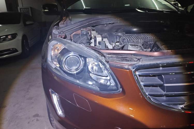 Used Volvo XC60 2015 T5 AWD Zhiyuan Edition Right Front Headlight