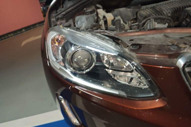Used Volvo XC60 2015 T5 AWD Smart Drive Edition Right Front Headlight