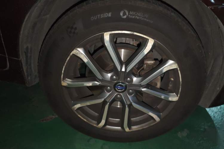 Used Volvo XC60 2015 T5 AWD Smart Drive Edition Right Front Wheel Hub