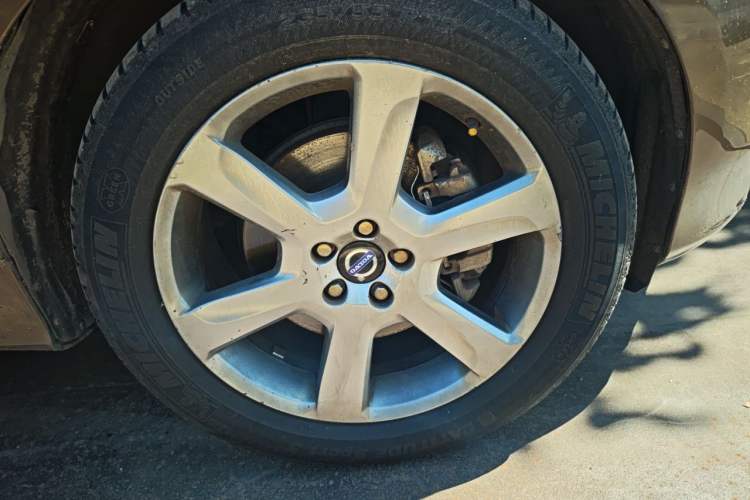 Used Volvo XC60 2015 T5 AWD Smart Drive Edition Right Front Wheel Hub