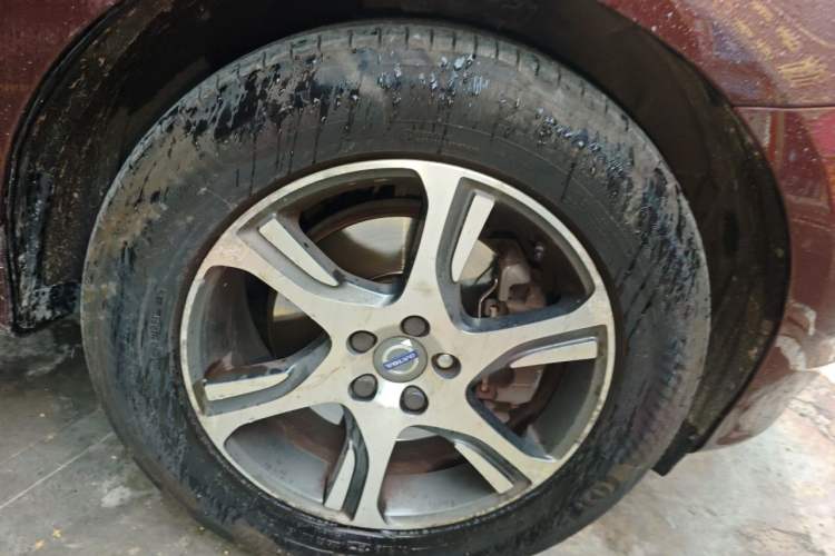 Used Volvo XC60 2015 T5 AWD Zhiyuan Edition Right Front Wheel Hub