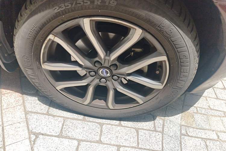 Used Volvo XC60 2015 T5 AWD Smart Drive Edition Right Front Wheel Hub
