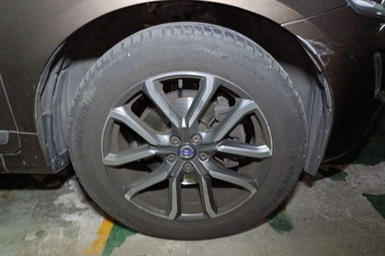 Used Volvo XC60 2015 T5 AWD Smart Drive Edition Right Front Wheel Hub