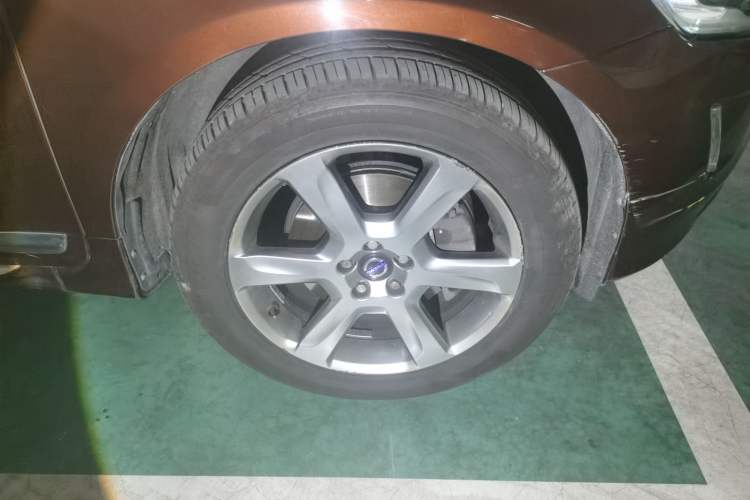Used Volvo XC60 2015 T5 AWD Smart Drive Edition Right Front Wheel Hub