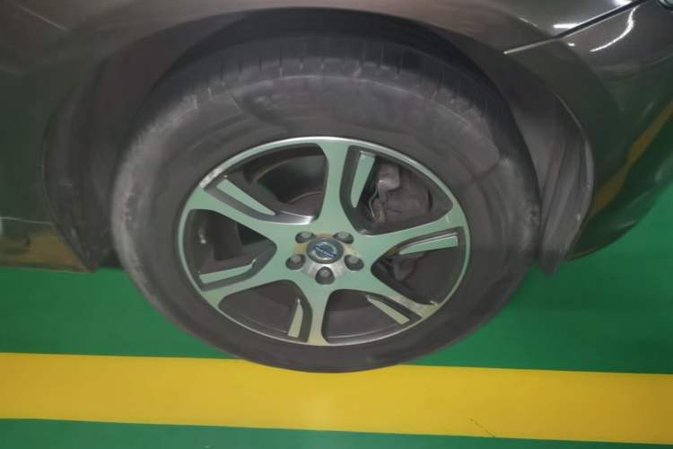 Used Volvo XC60 2015 T5 AWD Zhiyuan Edition Right Front Wheel Hub