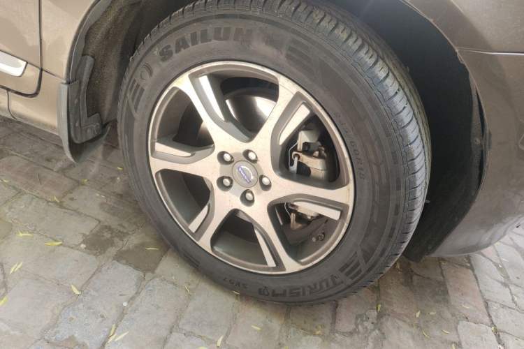 Used Volvo XC60 2015 T5 AWD Zhiyuan Edition Right Front Wheel Hub