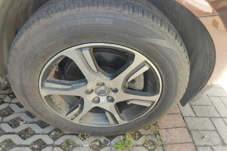 Used Volvo XC60 2015 T5 AWD Zhiyuan Edition Right Front Wheel Hub
