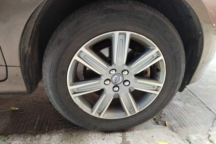 Used Volvo XC60 2015 T5 AWD Zhiyuan Edition Right Front Wheel Hub