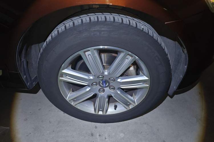 Used Volvo XC60 2015 T5 AWD Zhiyuan Edition Right Front Wheel Hub