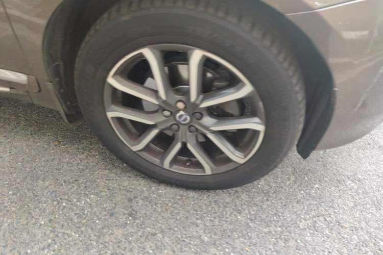 Used Volvo XC60 2015 T5 AWD Smart Drive Edition Right Front Wheel Hub