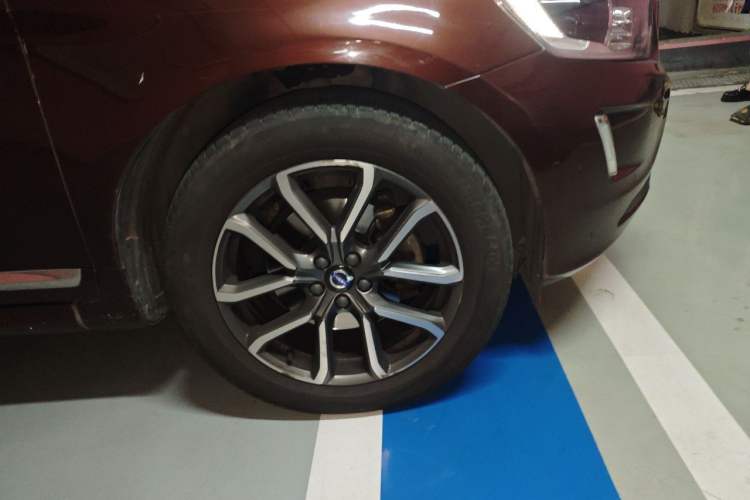 Used Volvo XC60 2015 T5 AWD Smart Drive Edition Right Front Wheel Hub