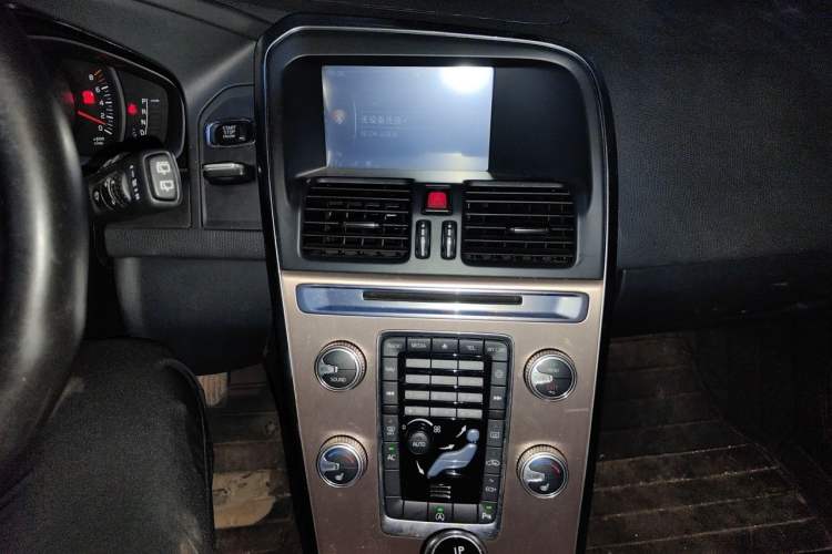 Used Volvo XC60 2015 T5 Smart Upgrade Model Audio And AC Panel
