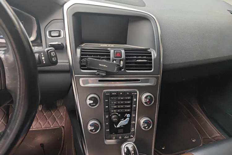 Used Volvo XC60 2015 T5 AWD Zhiyuan Edition Audio And AC Panel