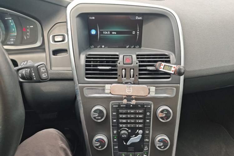 Used Volvo XC60 2015 T5 AWD Smart Drive Edition Audio And AC Panel