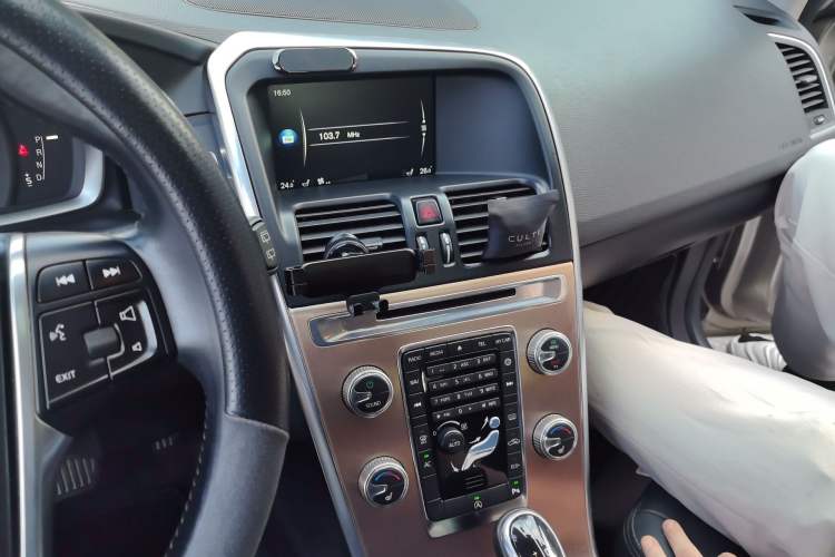 Used Volvo XC60 2015 T5 Smart Upgrade Model Audio And AC Panel