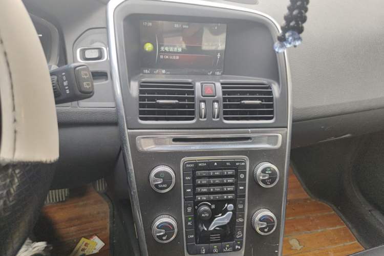 Used Volvo XC60 2015 T5 AWD Smart Drive Edition Audio And AC Panel