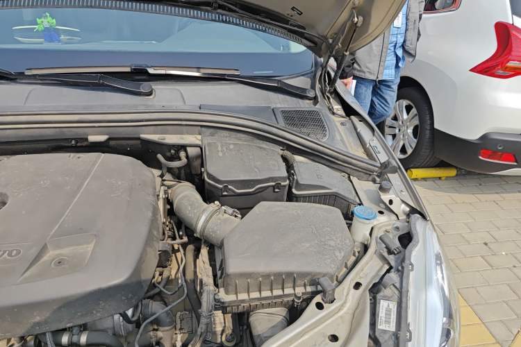 Used Volvo XC60 2015 T5 Smart Upgrade Model Engine Bay Left