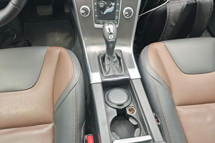 Used Volvo XC60 2015 T5 AWD Smart Drive Edition Gear Lever