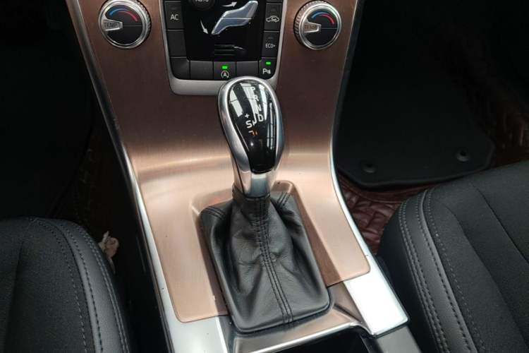 Used Volvo XC60 2015 T5 Smart Edition Gear Lever