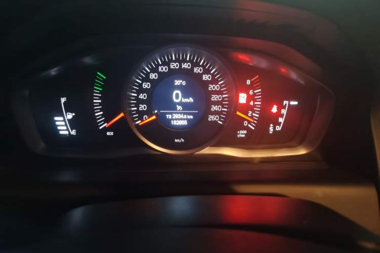 Used Volvo XC60 2015 T5 Smart Upgrade Model Odometer Close Up