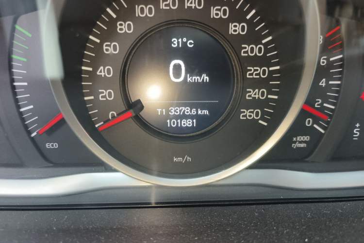 Used Volvo XC60 2015 T5 Smart Upgrade Model Odometer Close Up