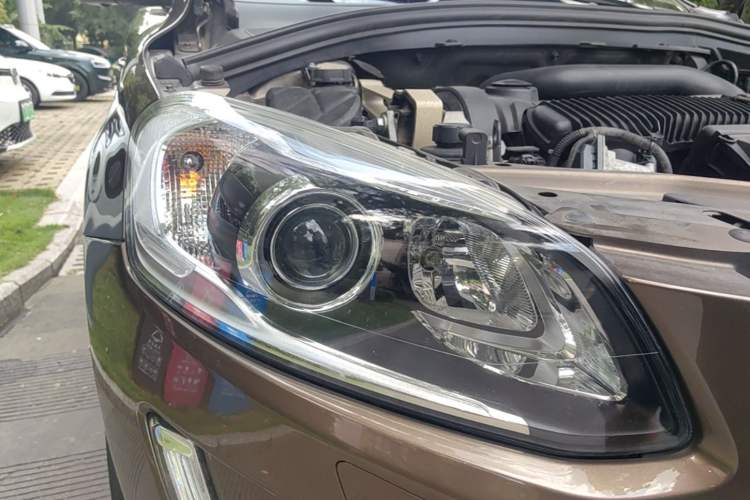 Used Volvo XC60 2015 T5 AWD Zhiyuan Edition Right Front Headlight