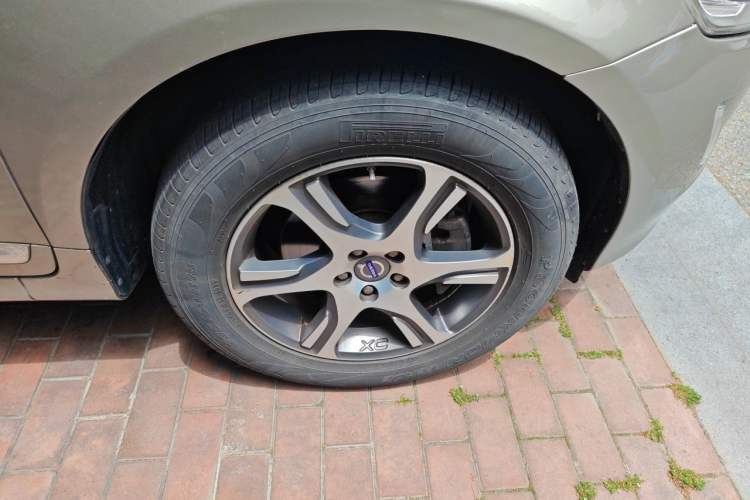 Used Volvo XC60 2015 T5 Zhiya Edition Right Front Wheel Hub