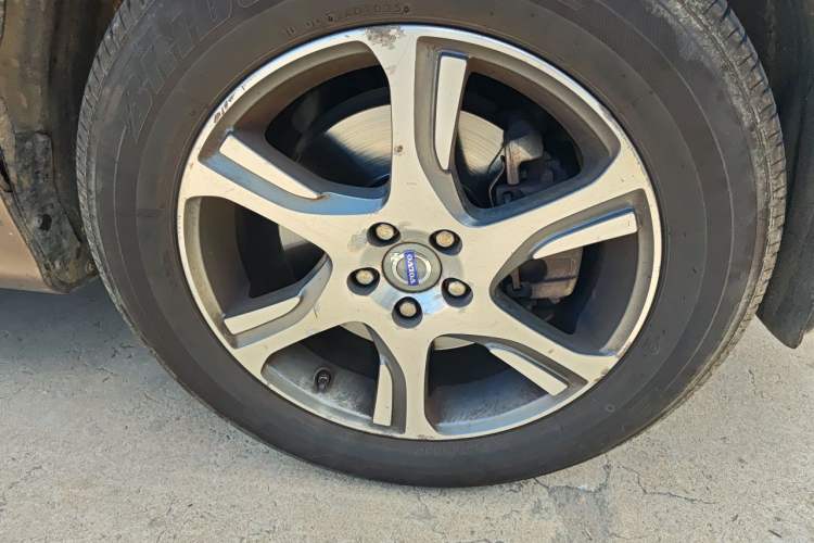 Used Volvo XC60 2015 T5 AWD Zhiyuan Edition Right Front Wheel Hub