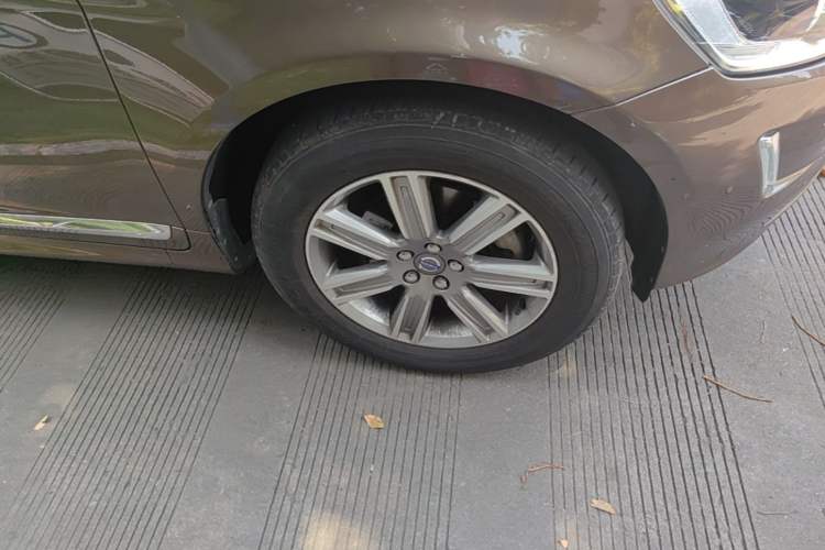 Used Volvo XC60 2015 T5 AWD Zhiyuan Edition Right Front Wheel Hub